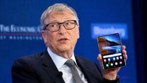 Ha salido a la luz el móvil que utiliza Bill Gates, cofundador de Microsoft: es una señal de que le gusta tenerlo todo bajo control