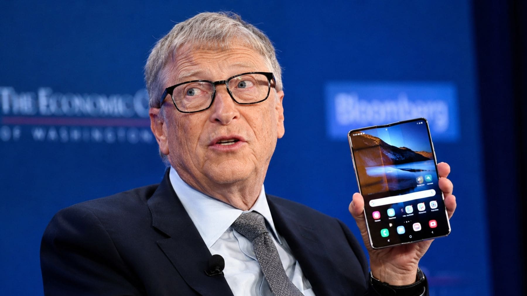 Bill Gates mostrando un móvil Samsung Galaxy Z Fold con Android durante una intervención pública.