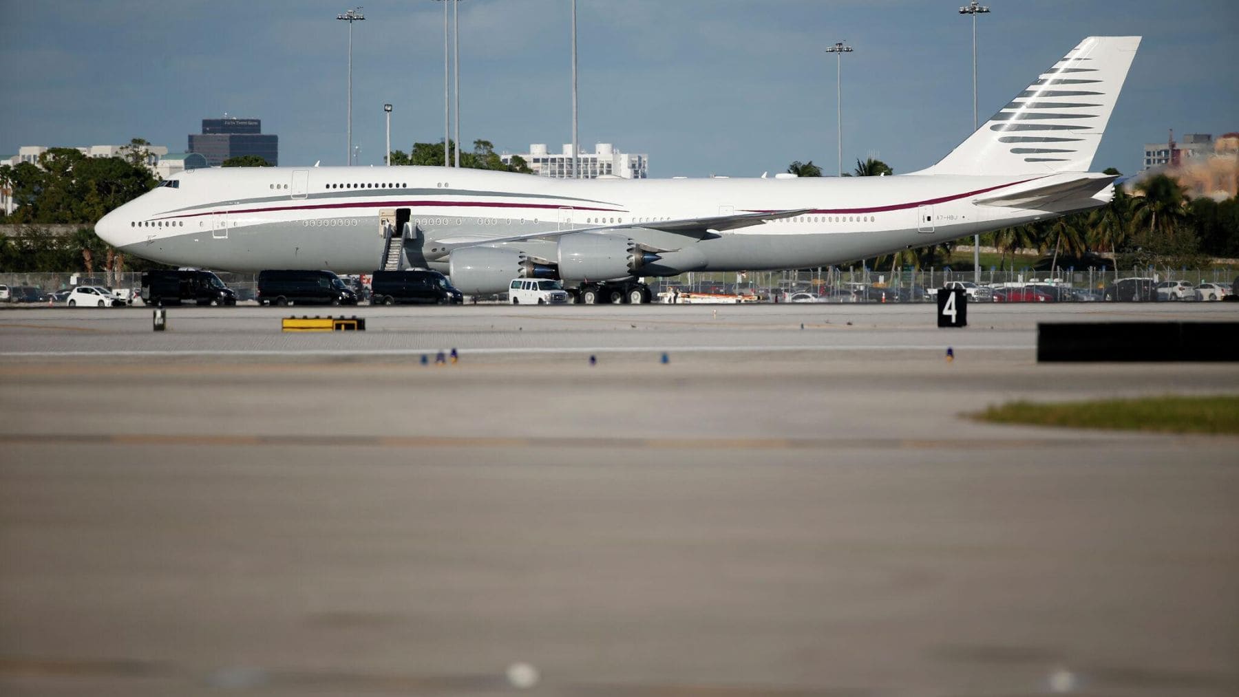 Boeing 747-8 regalado por Qatar a Estados Unidos estacionado en un aeropuerto tras la ampliación de una pista en Turquía.