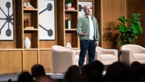 El jefe de Claude Code lo advierte: programar ya no es el problema, el verdadero valor está en decidir qué merece la pena construir