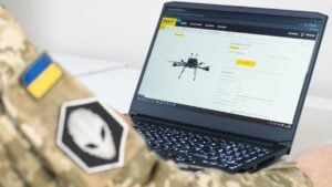 Ucrania ha creado un Amazon militar donde los soldados acumulan puntos destruyendo objetivos rusos y los canjean por drones: ya han pedido más de 500.000 a través de la plataforma Brave1 Market