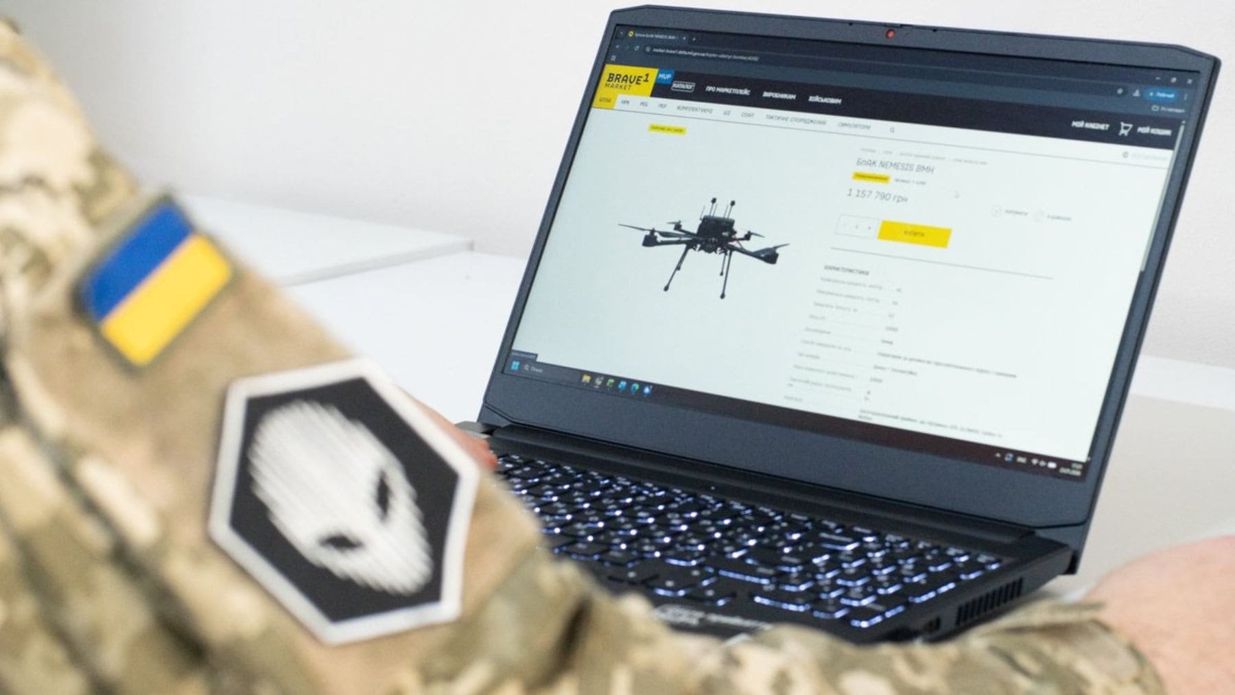 Un soldado ucraniano consulta Brave1 Market, la plataforma del Ministerio de Defensa de Ucrania para solicitar drones y equipos militares.