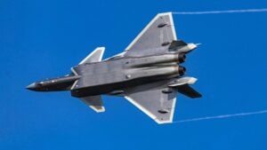 China desafía al mundo construyendo aviones furtivos J-20 en meses pero se encuentra con un problema que nadie había pensado