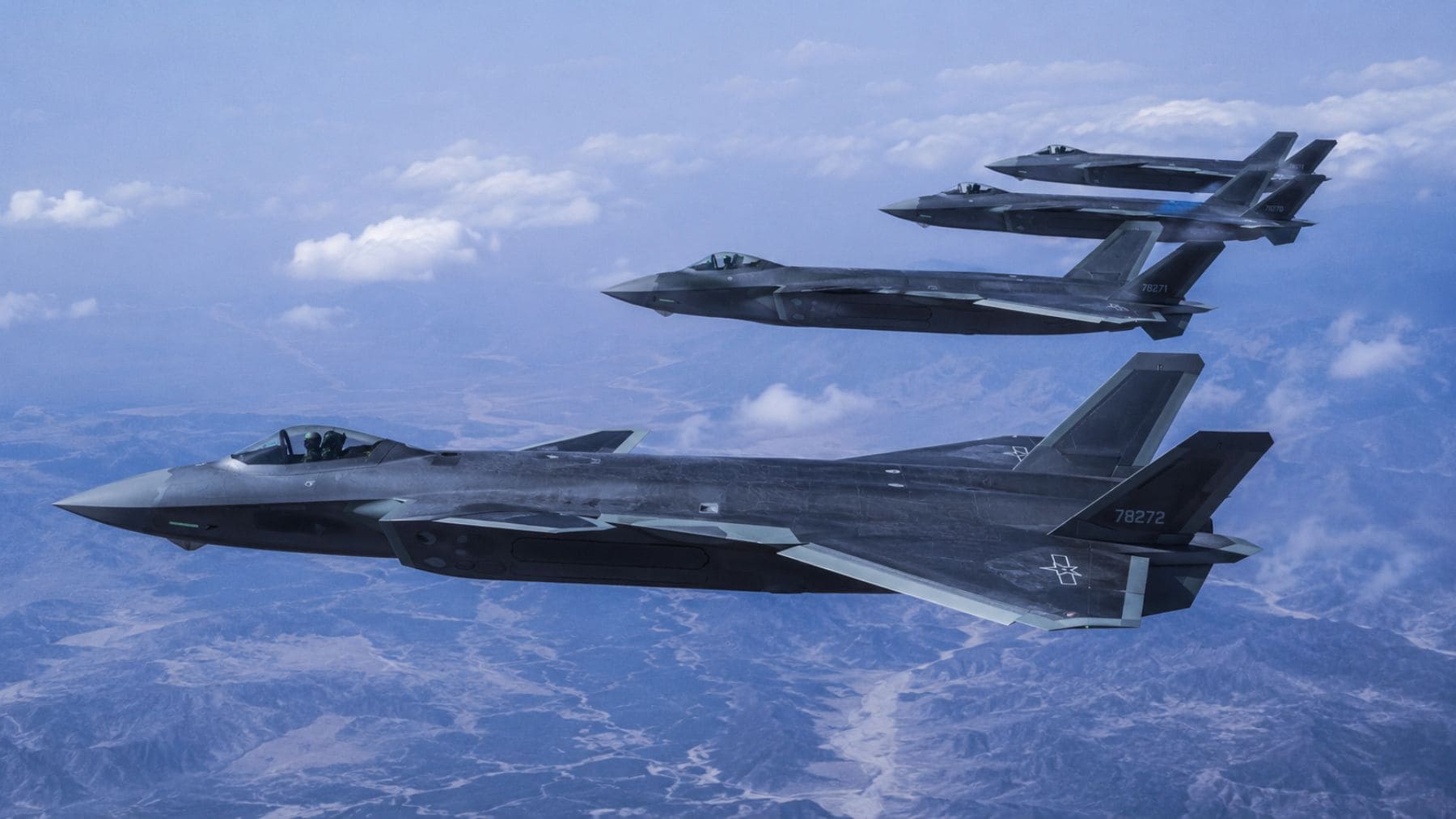 Formación de cazas furtivos chinos J-20 durante un vuelo, símbolo del rápido crecimiento de la aviación militar de China.
