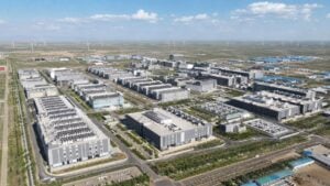 Bajo tierra, en cuevas, y entrenando también inteligencia artificial para robots de combate: el plan de China para acabar con Nvidia, Anthropic y OpenAI