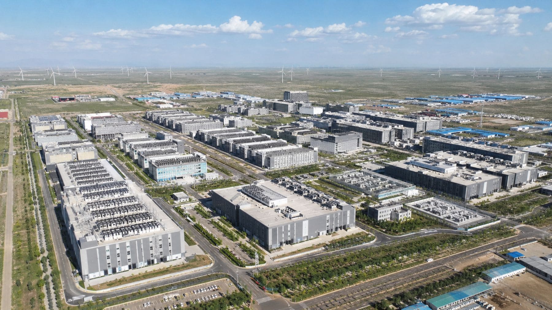 Vista aérea de un gran clúster de centros de datos para inteligencia artificial en Horinger, Mongolia Interior, China.