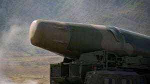 China muestra por primera vez una variante desconocida de su misil DF-26: su punta achatada podría esconder un radar para atacar barcos en movimiento