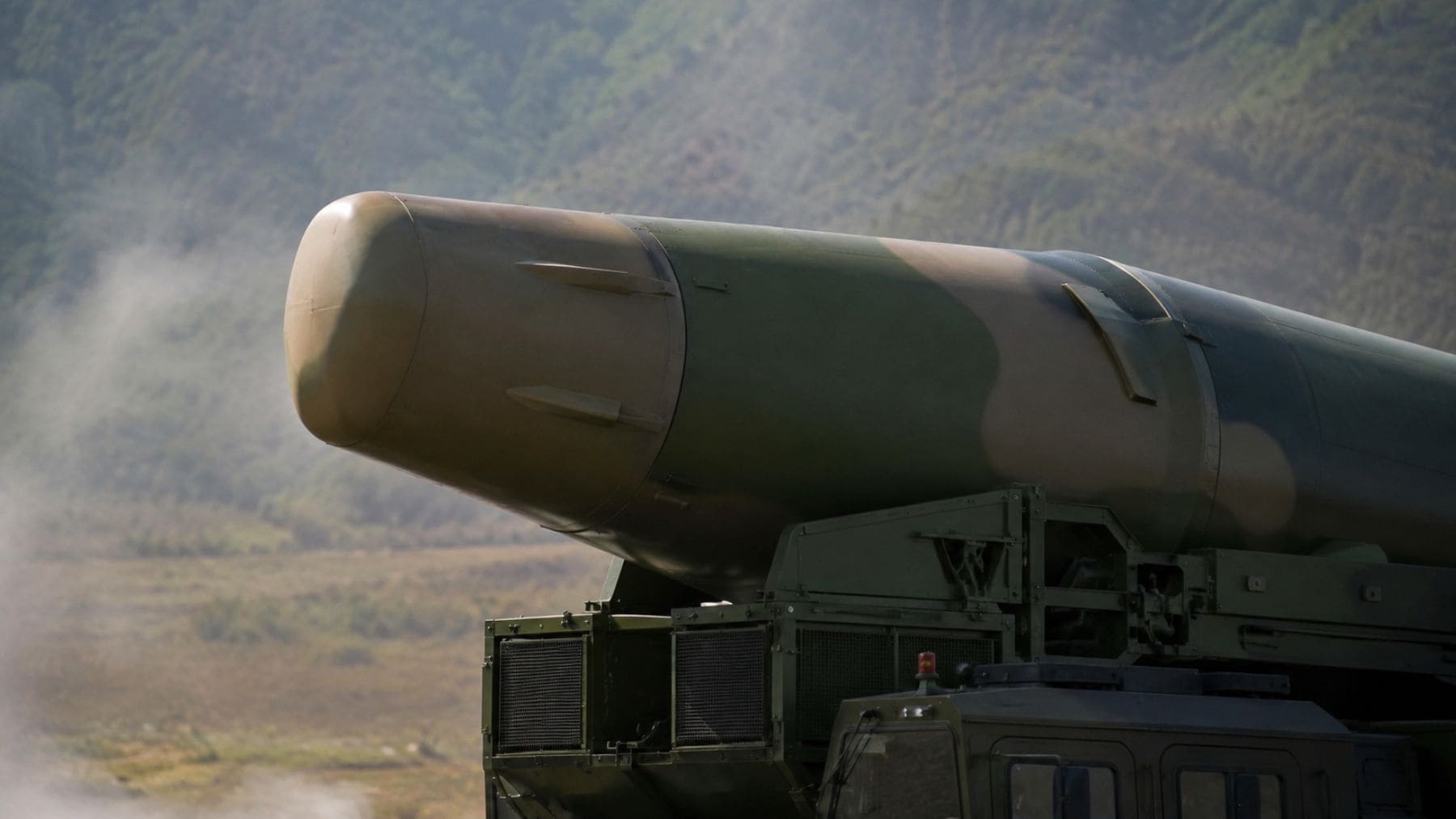 Nueva variante del misil balístico chino DF-26D con morro achatado sobre un lanzador móvil durante un ejercicio militar.