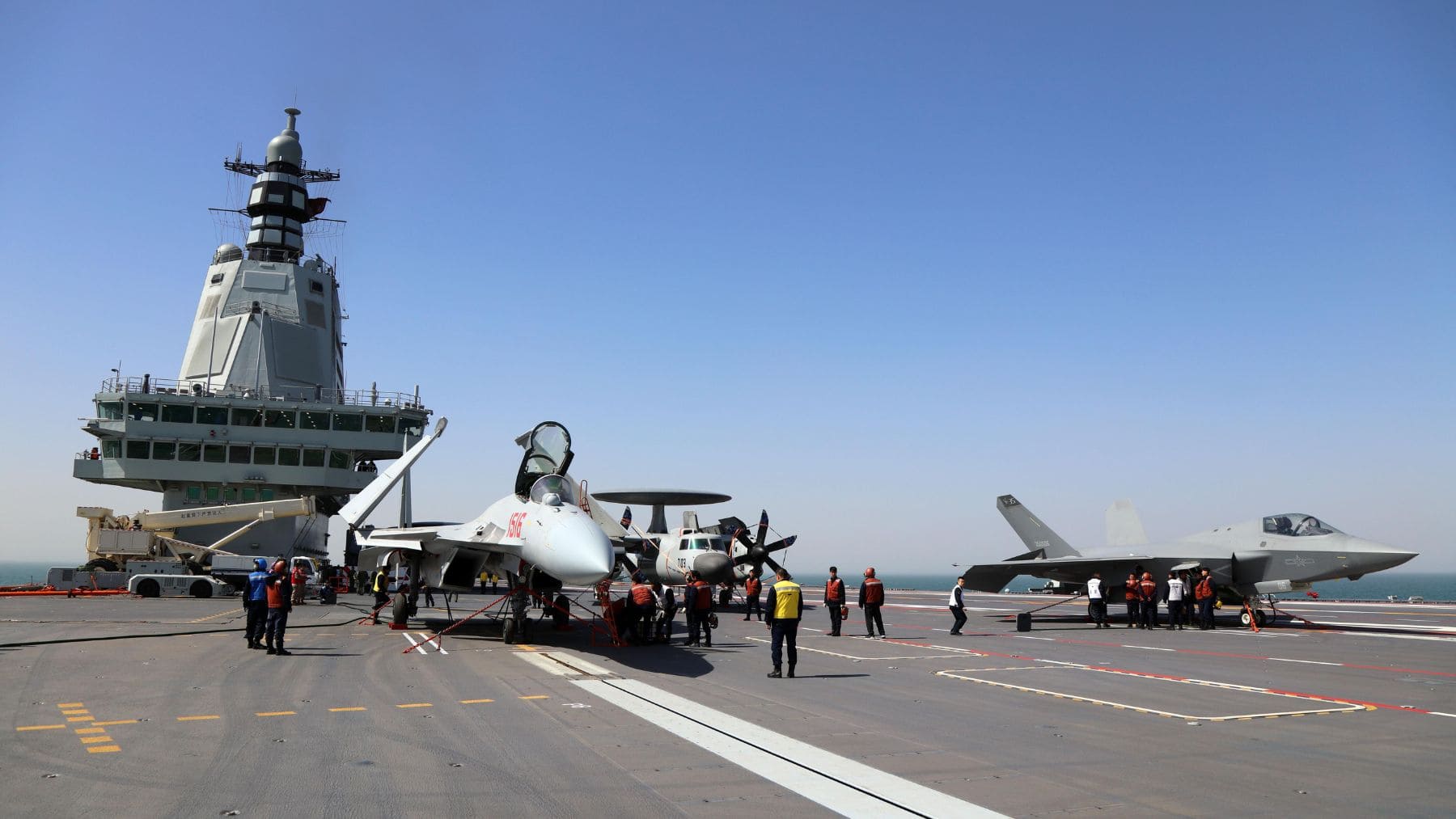Portaaviones chino Fujian con cazas J-15T, un KJ-600 y un J-35 durante unas maniobras de entrenamiento en 2026.