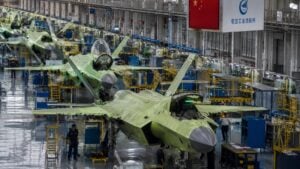 China ya produce cazas furtivos J-35 en serie para su Armada y su Fuerza Aérea