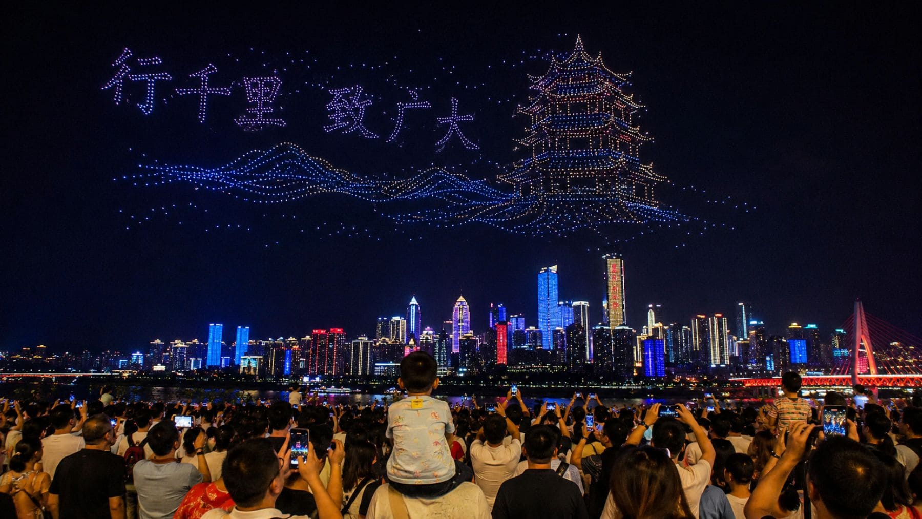 Espectáculo de 11.787 drones sobre Chongqing, en China, una demostración tecnológica que anticipa el futuro de la guerra.