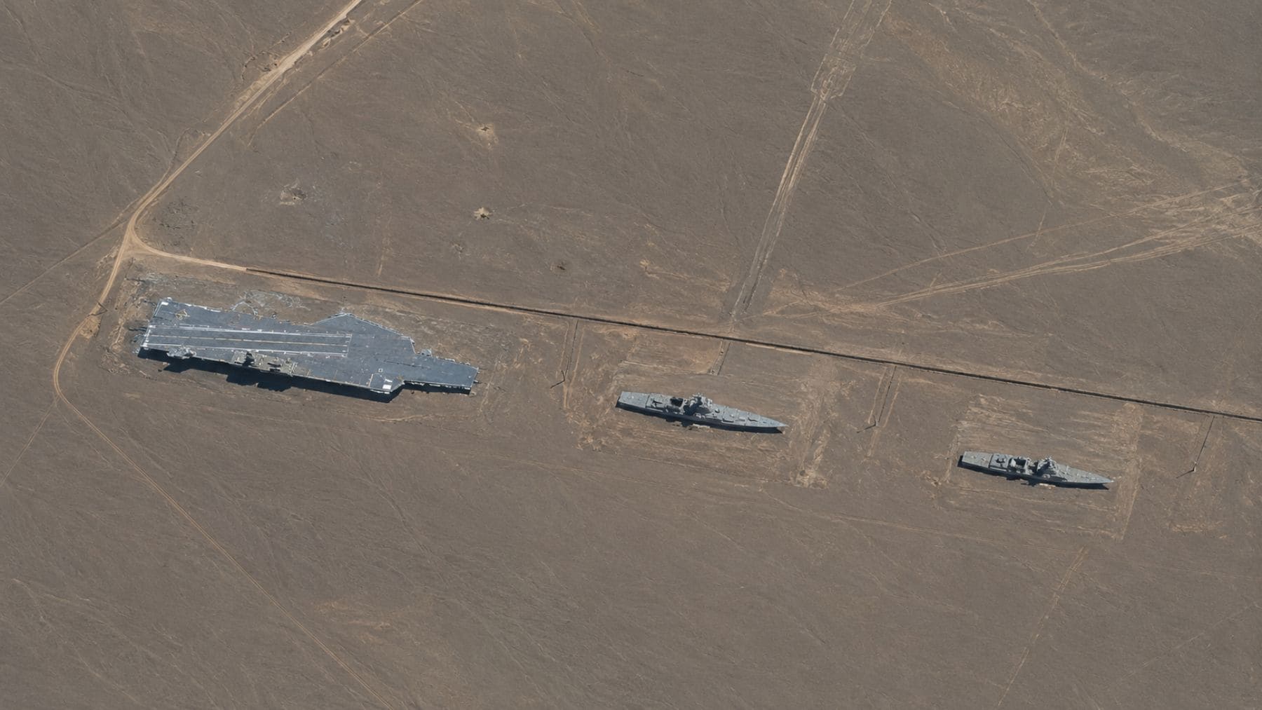 Imagen satelital de réplicas a tamaño real de un portaaviones y destructores estadounidenses construidas por China para entrenamiento militar.