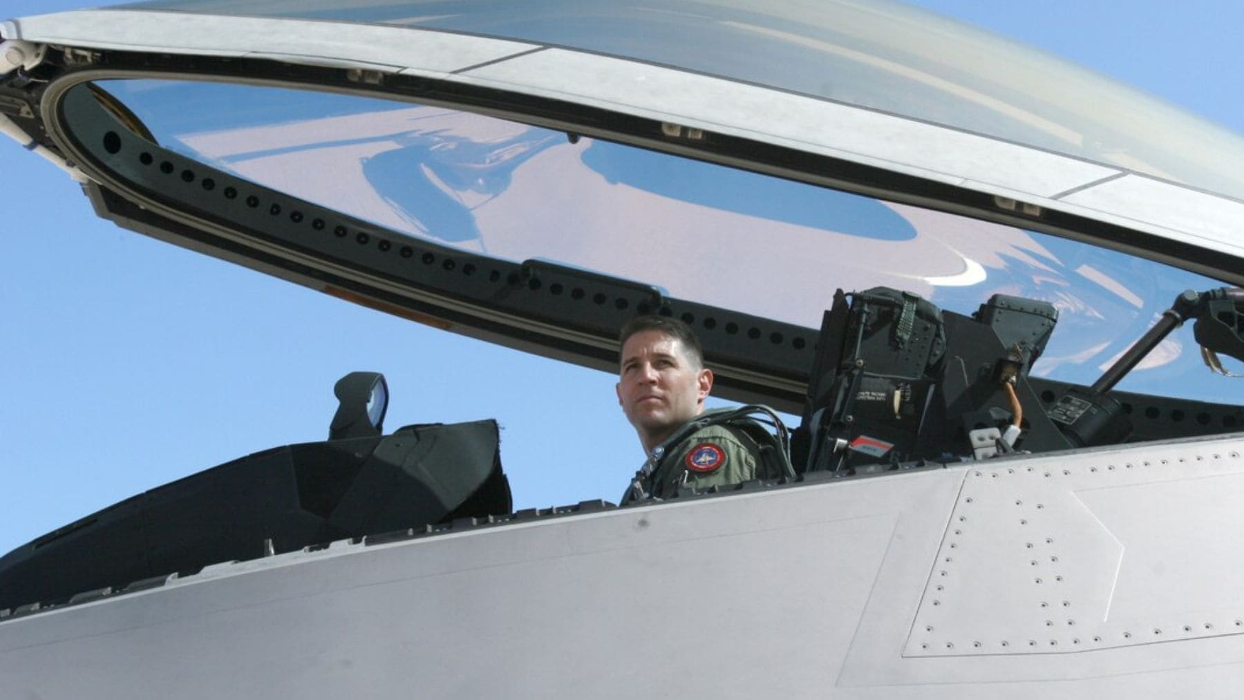Dave Berke en la cabina de un F-22 Raptor, el caza que considera superior al F-35 tras más de 3.000 horas de vuelo.