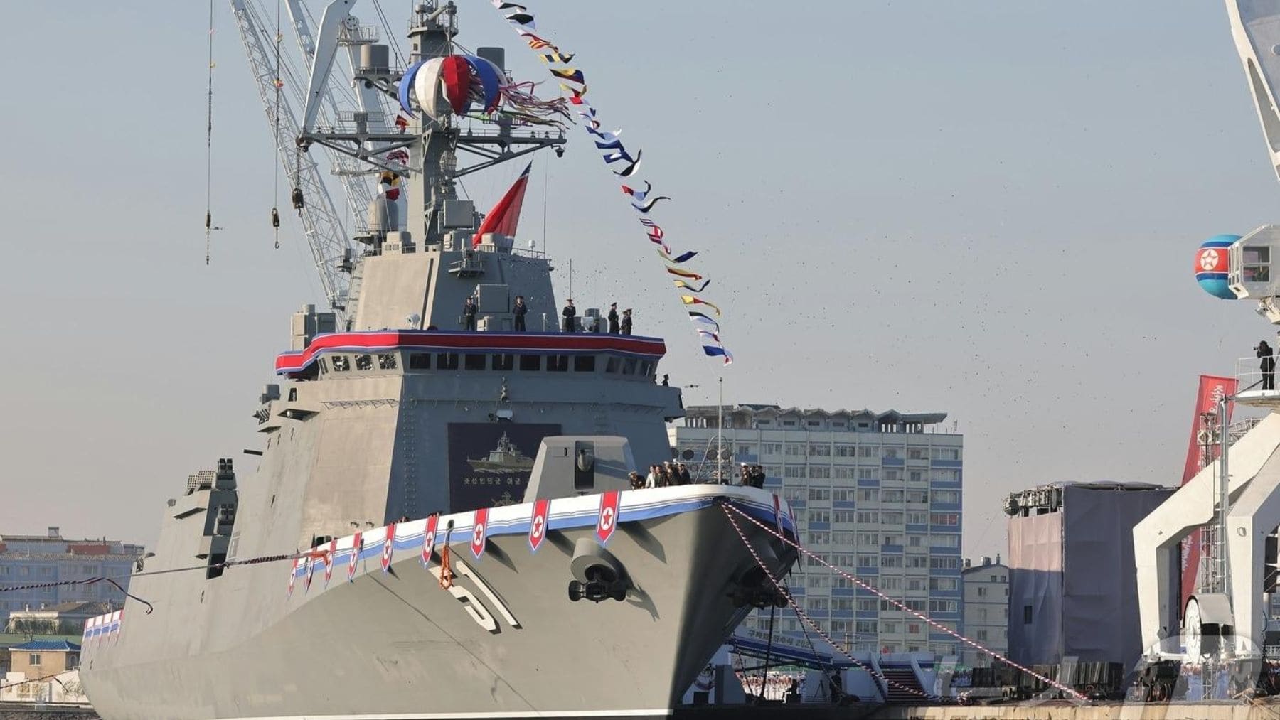 El destructor Choe Hyon, el mayor buque de guerra de Corea del Norte, durante su entrada oficial en servicio en el puerto de Nampo.