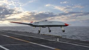 EEUU define los requisitos de su próxima aviación embarcada: drones que despeguen desde un portaaviones, esquiven defensas enemigas y golpeen a 1.852 kilómetros de distancia