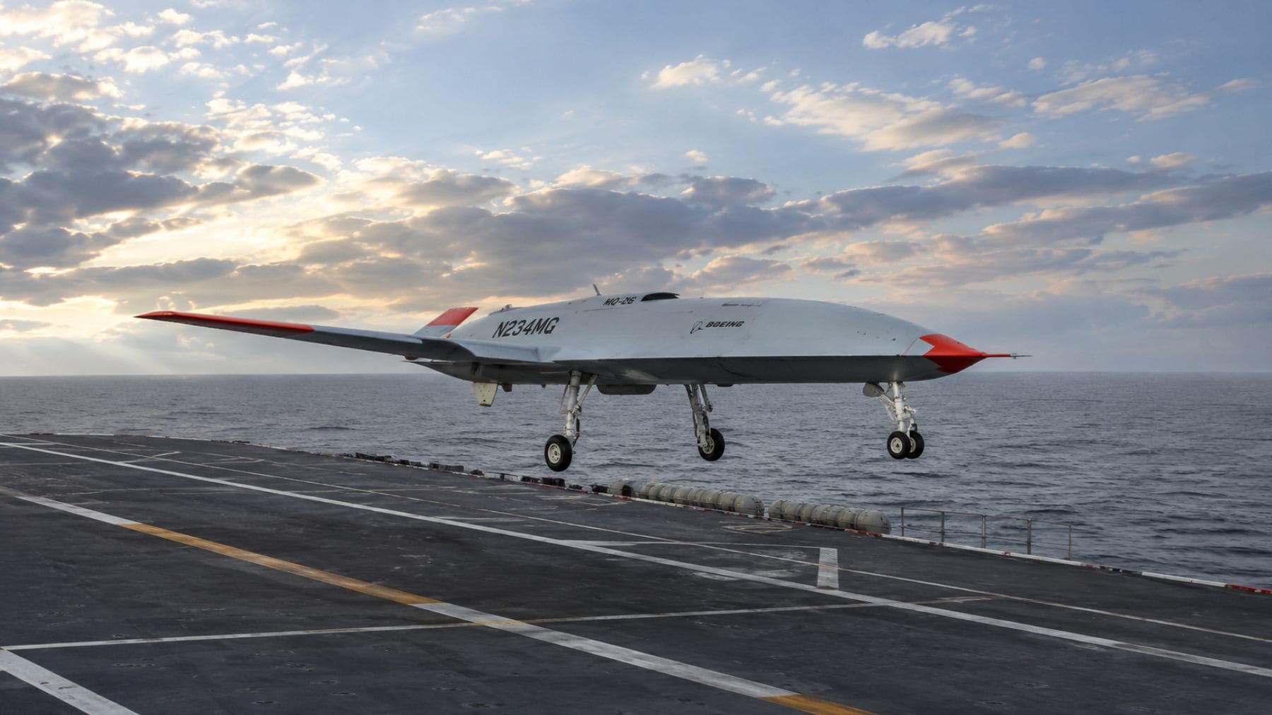 Dron militar estadounidense aproximándose a la cubierta de un portaviones en alta mar
