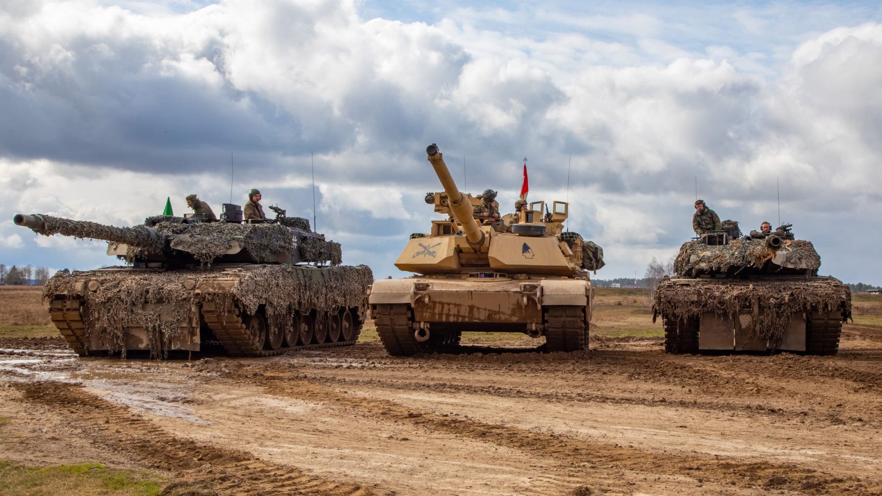 Tres carros de combate durante unas maniobras militares, imagen que ilustra el ranking de los ejércitos con mayor presupuesto militar del mundo en 2025.