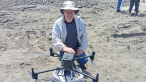 Un ex ingeniero de la NASA que pasó 20 años estudiando biología espacial ha inventado drones que plantan 40 millones de árboles al año y son 25 veces más rápidos que un humano: ya funcionan en el Amazonas, California y Kenia