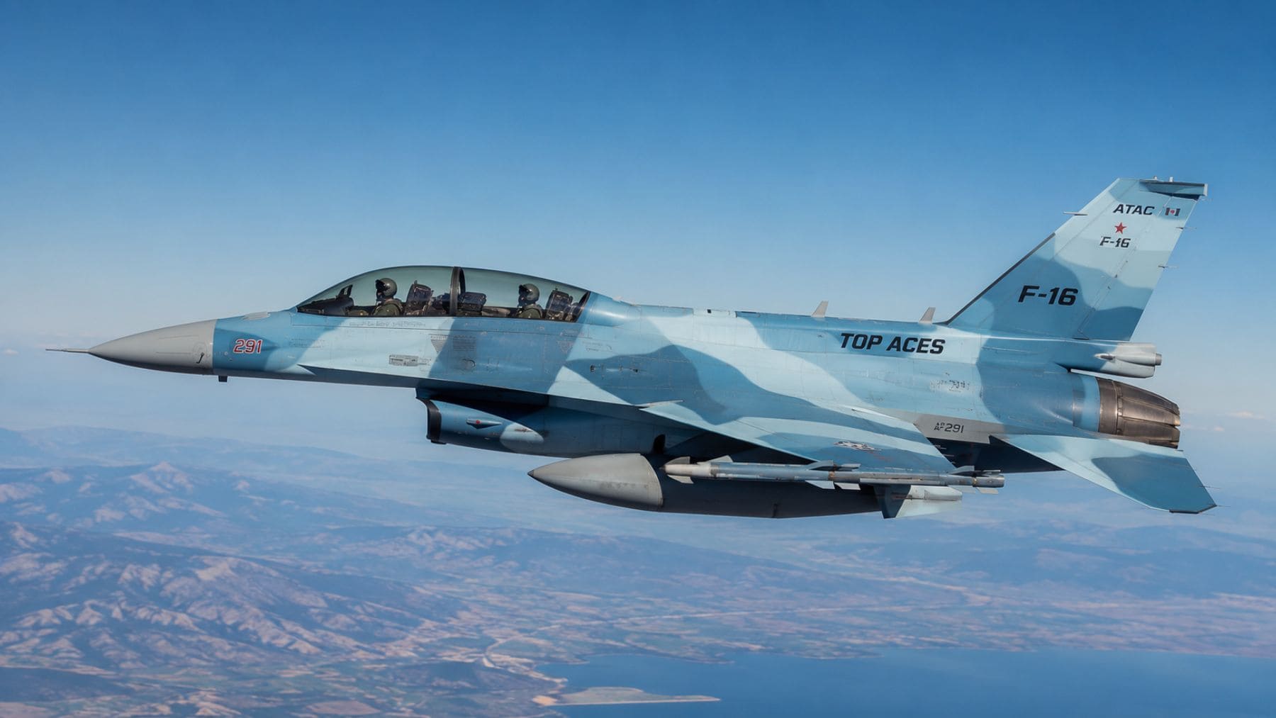 F-16 biplaza de Top Aces con pintura inspirada en el Su-34 ruso durante un vuelo de entrenamiento para la Fuerza Aérea de Estados Unidos