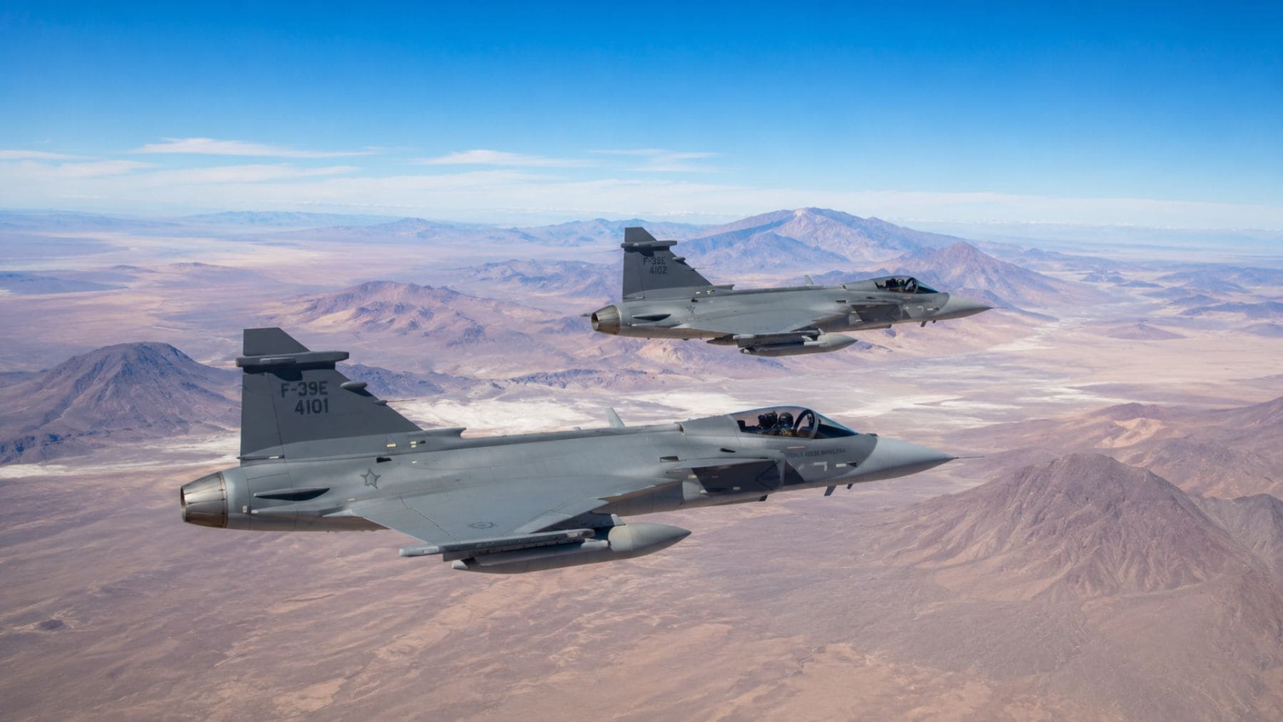 Dos cazas F-39E Gripen de la Fuerza Aérea Brasileña vuelan sobre el desierto de Atacama durante el ejercicio Salitre 2026 en Chile.