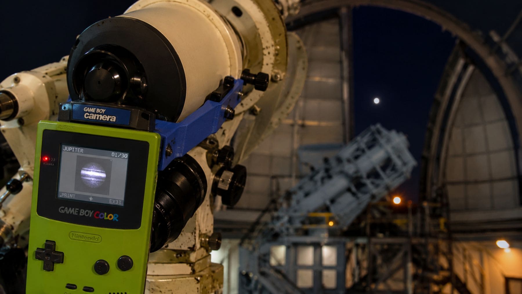 Game Boy Camera acoplada a un telescopio del Observatorio Mount Wilson para fotografiar Júpiter mediante un adaptador impreso en 3D.