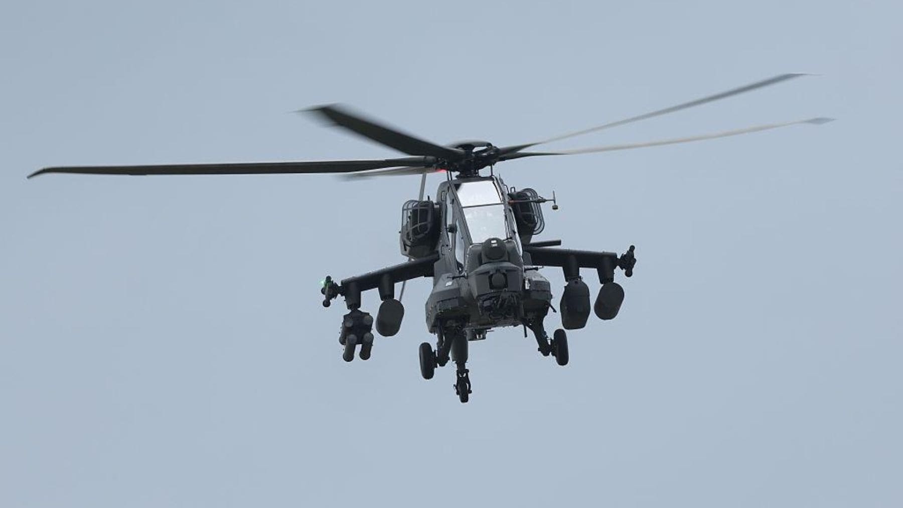 Helicóptero de combate AW249 de Leonardo durante una exhibición de vuelo en ILA Berlín 2026.