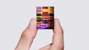 IBM fabrica el primer chip del mundo que ya no se mide en nanómetros: cabe en una uña, tiene 100.000 millones de transistores y es un 70% más eficiente que los procesadores actuales