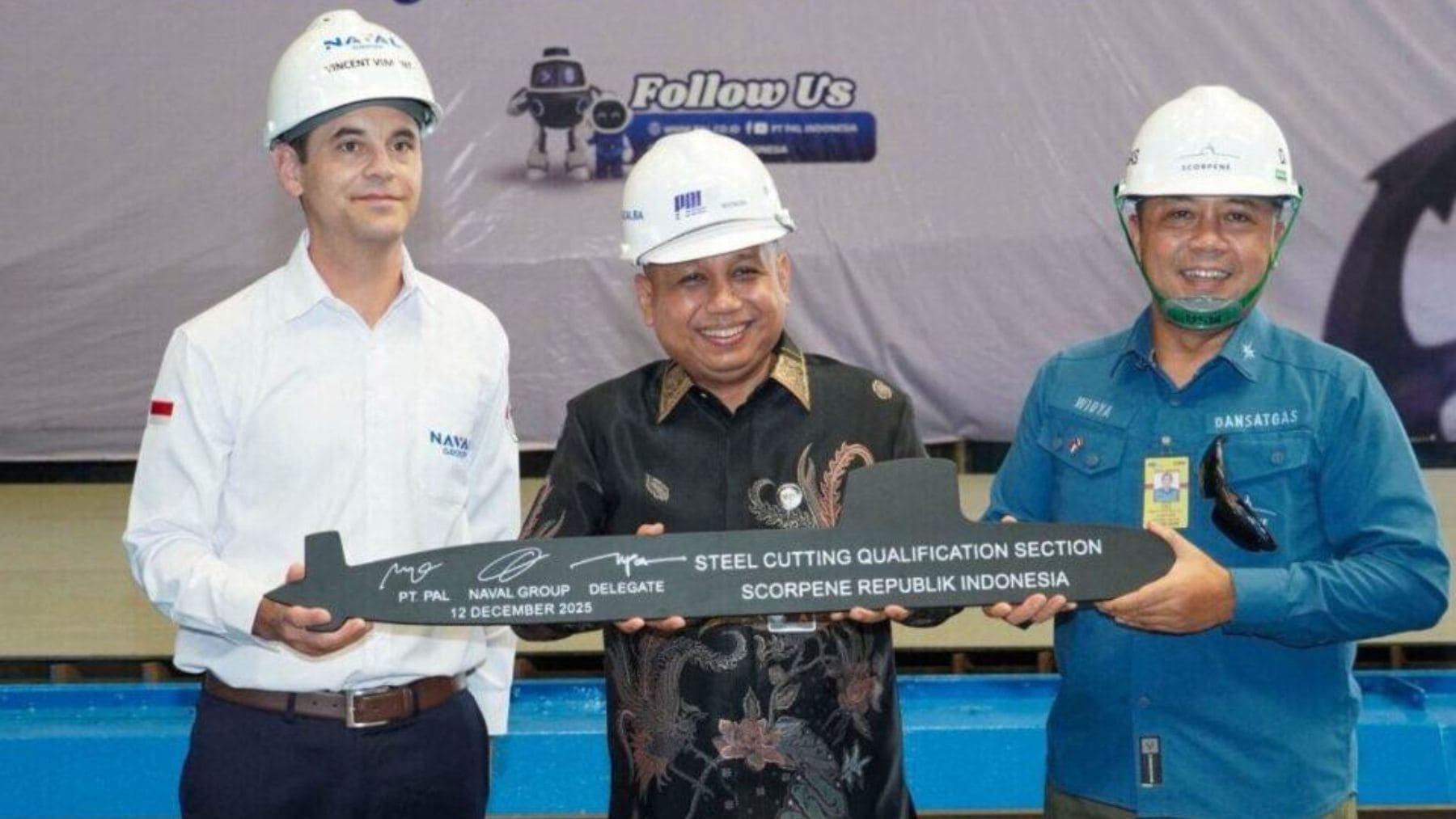 Representantes de PT PAL y Naval Group durante el acto oficial que marca el inicio de la construcción del submarino Scorpène Evolved en Indonesia.