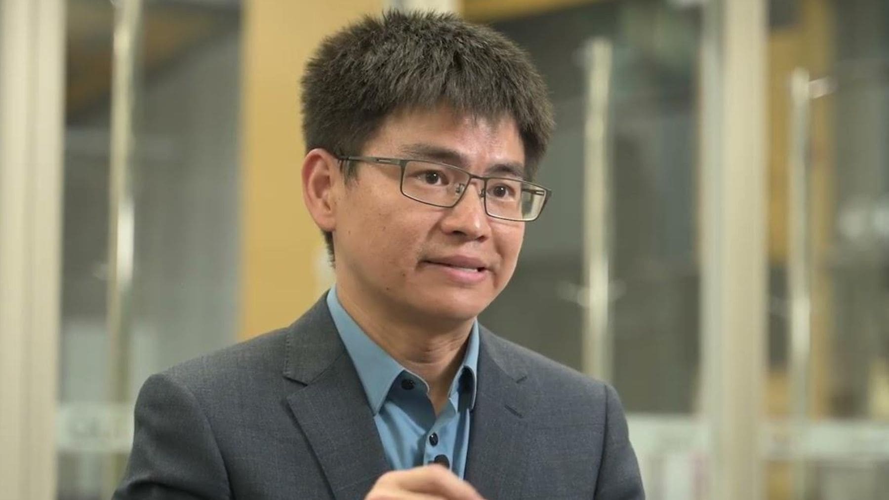 El investigador Dongchen Qi, de la Universidad Tecnológica de Queensland, autor del estudio sobre el efecto Hall no lineal para dispositivos sin baterías.