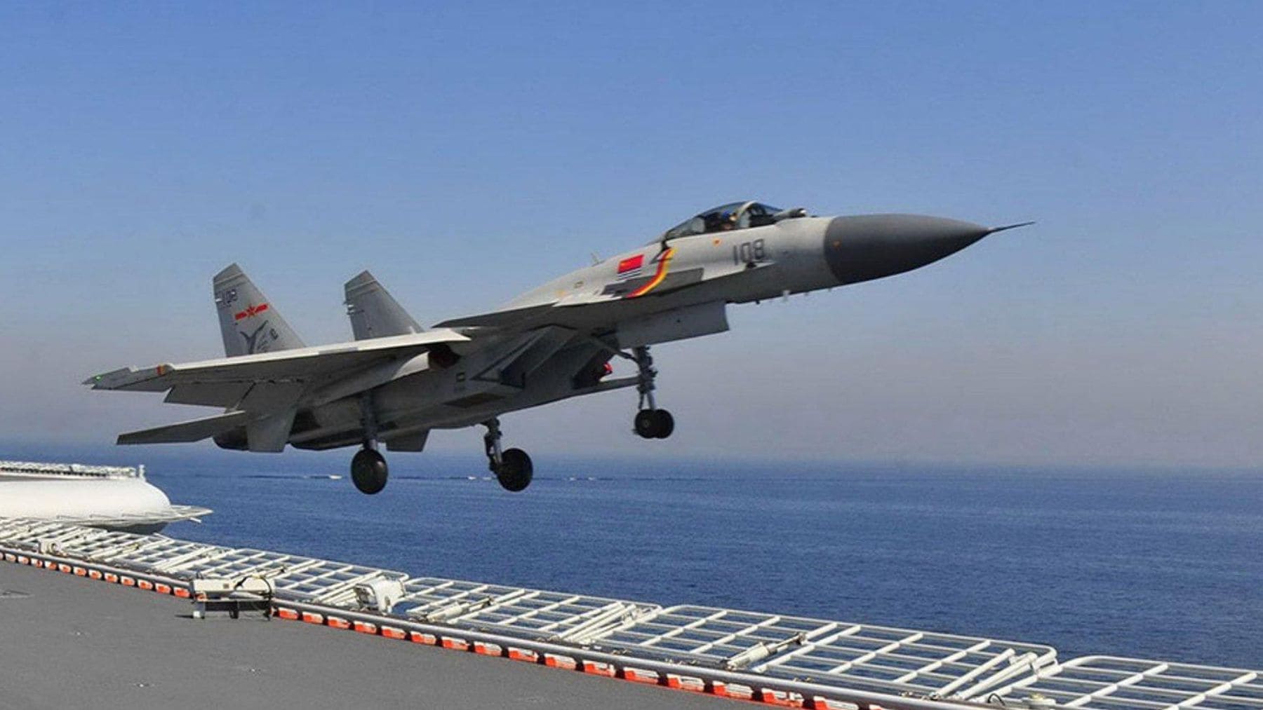 Caza embarcado chino J-15T despegando desde el portaaviones Fujian durante unas maniobras de entrenamiento naval.