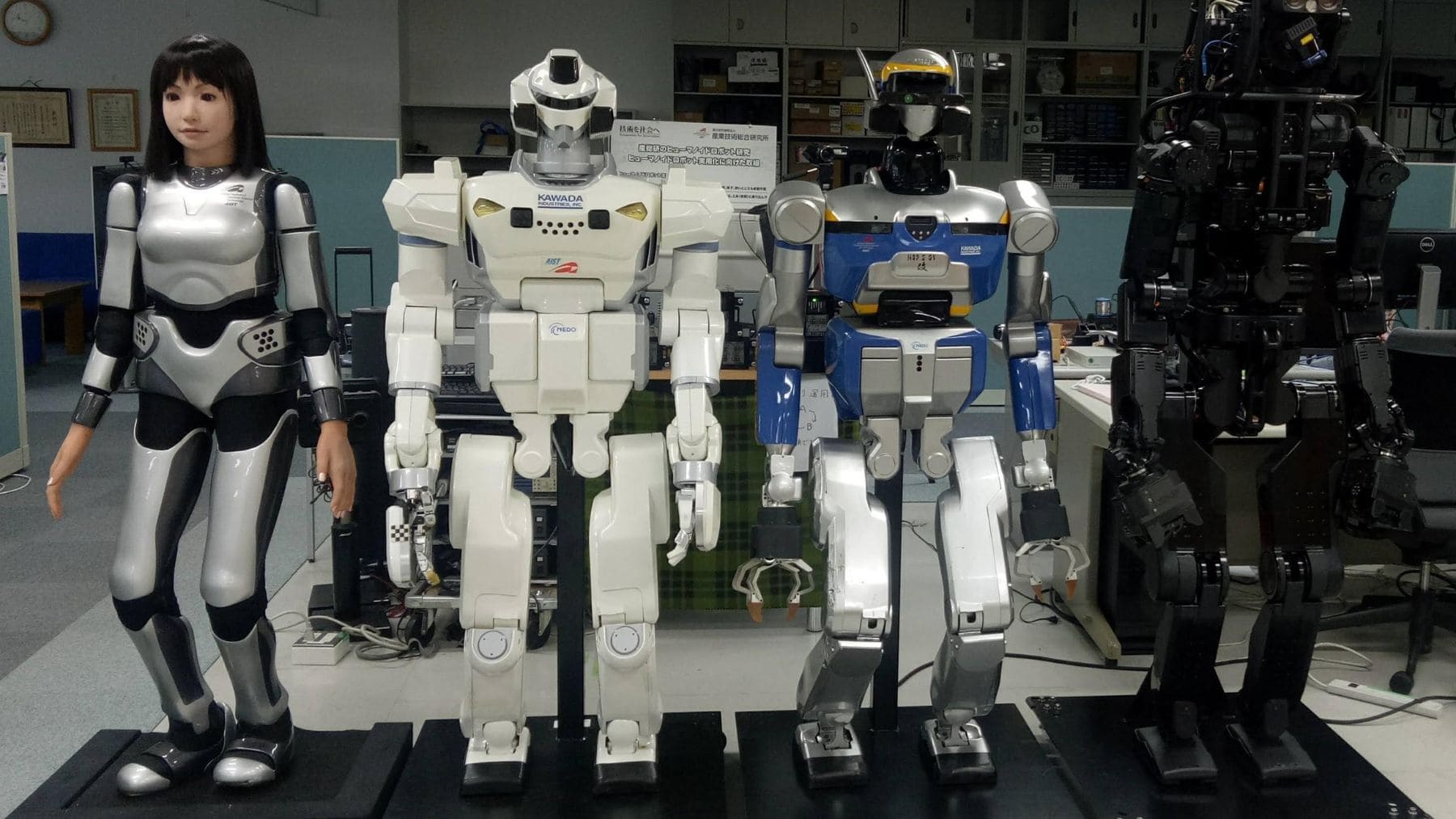 Robots humanoides desarrollados en Japón durante una demostración de tecnologías de inteligencia artificial y robótica.