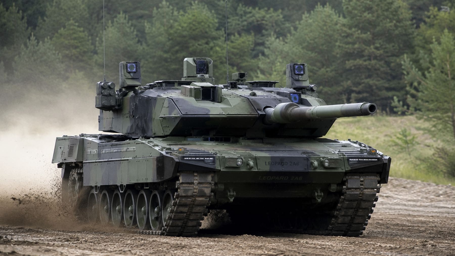 Tanque Leopard 2A8 durante unas pruebas de maniobra, considerado el carro de combate más letal de 2026.