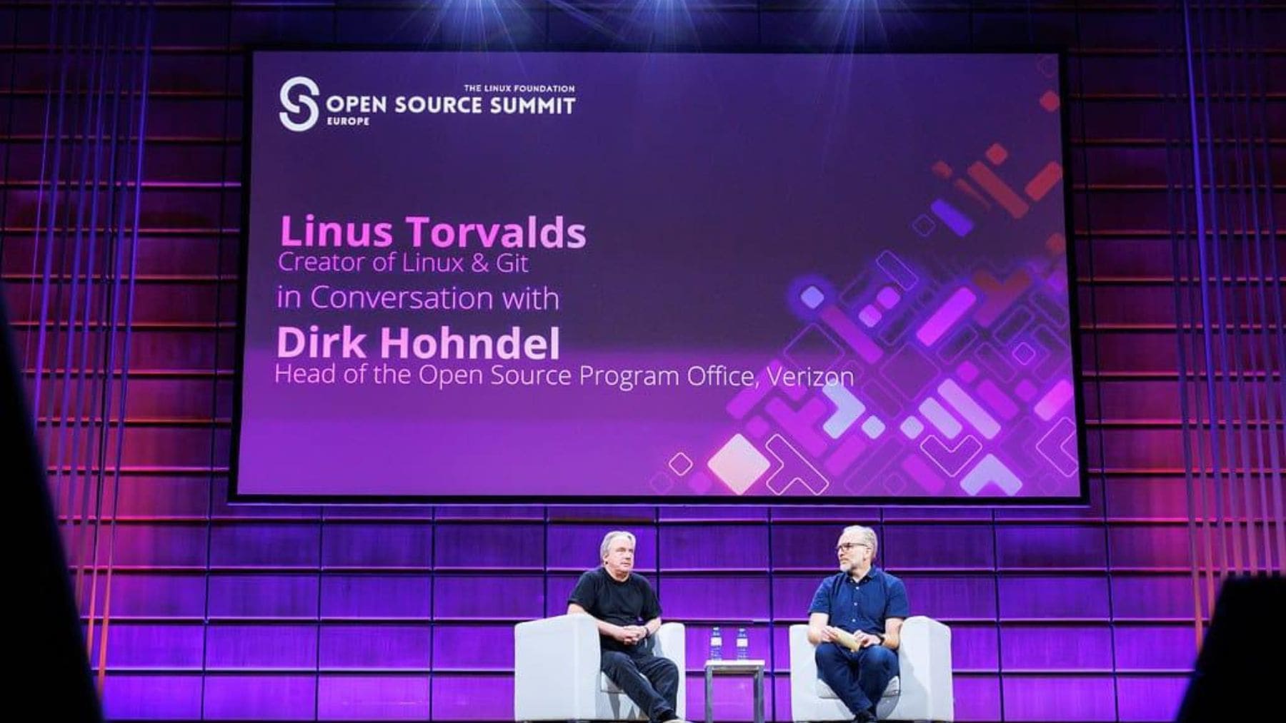 Linus Torvalds durante una conversación en el Open Source Summit de The Linux Foundation sobre el desarrollo del núcleo Linux.