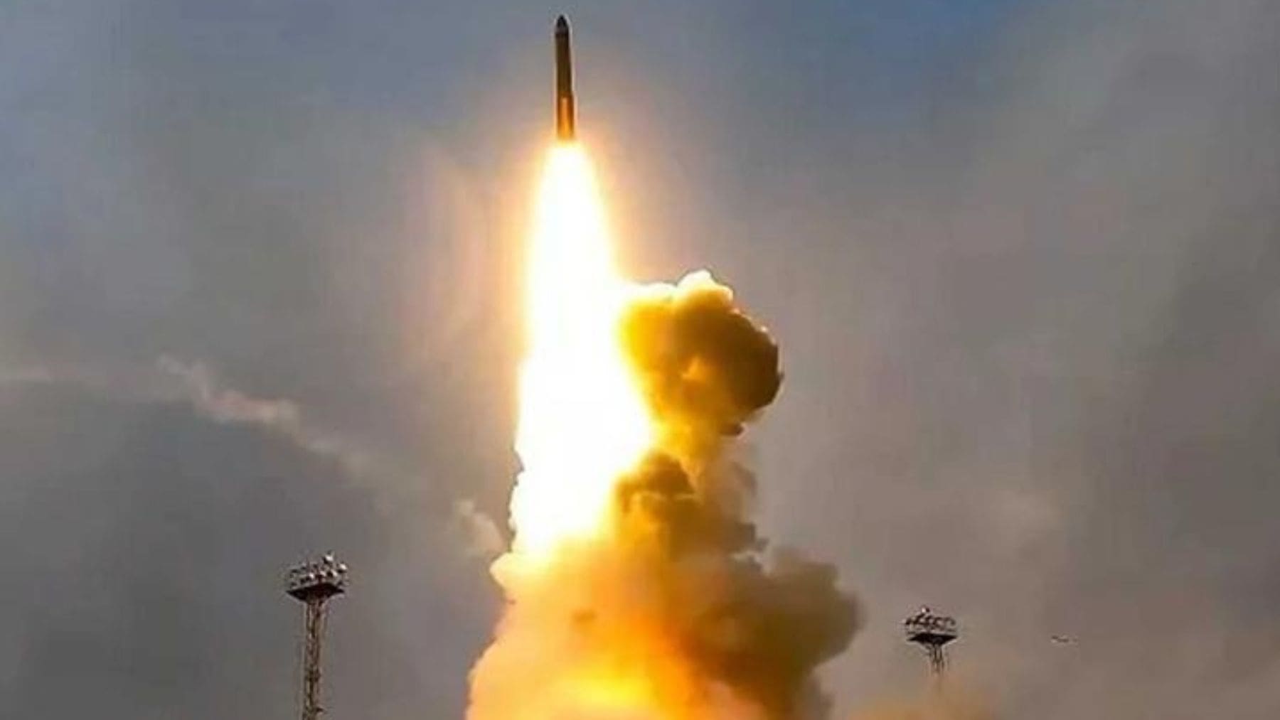 Lanzamiento del misil hipersónico Oréshnik durante una prueba oficial del Ministerio de Defensa de Rusia.