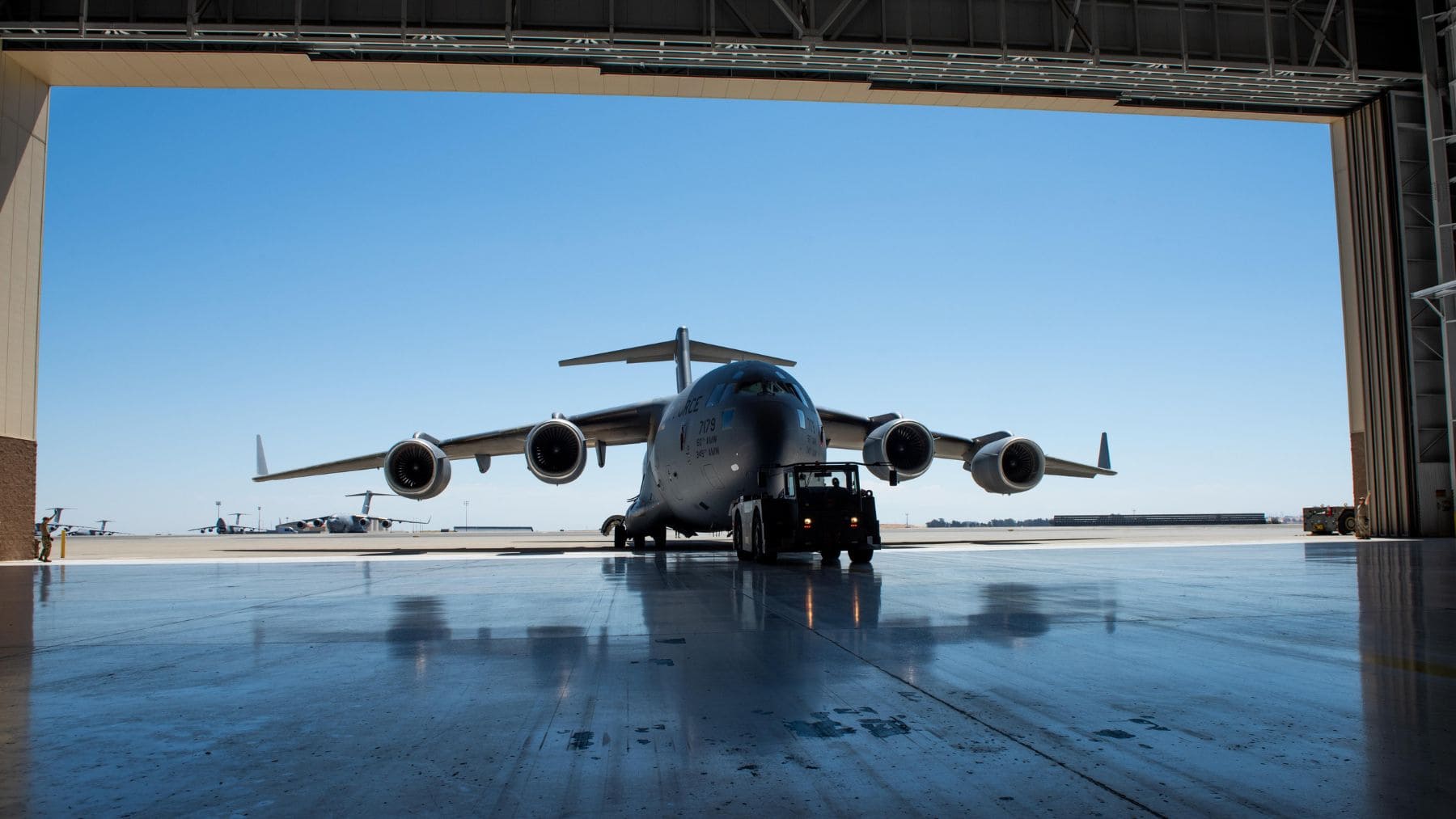 Avión de transporte militar C-17 Globemaster III en un gran hangar, modelo de infraestructura similar a la que Estados Unidos proyecta construir en la Base Naval de Rota.