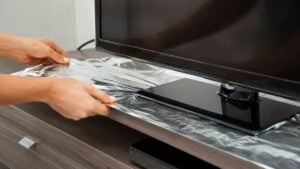 Cada vez más personas colocan papel de aluminio debajo de sus televisores: para qué sirve y por qué lo recomiendan
