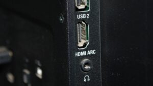 Las televisiones tienen 2 tipos de puertos HDMI y pocos saben que no sirven para lo mismo: usar el correcto te puede evitar muchos problemas