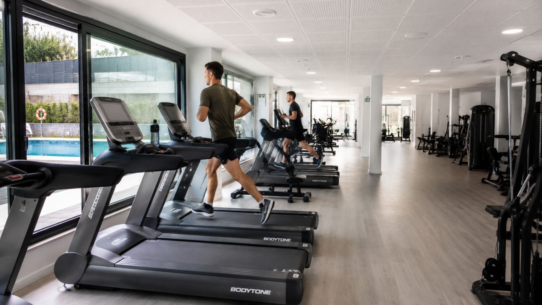 Gimnasio de la nueva residencia militar compartida del Ministerio de Defensa en Madrid con piscina y zonas comunes.
