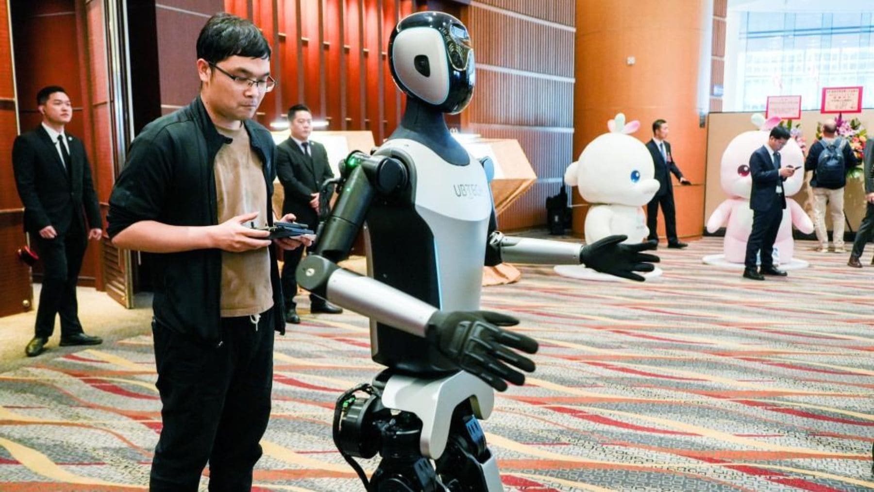 Robot humanoide U1 de UBTech presentado en China durante su lanzamiento oficial como asistente de compañía emocional.