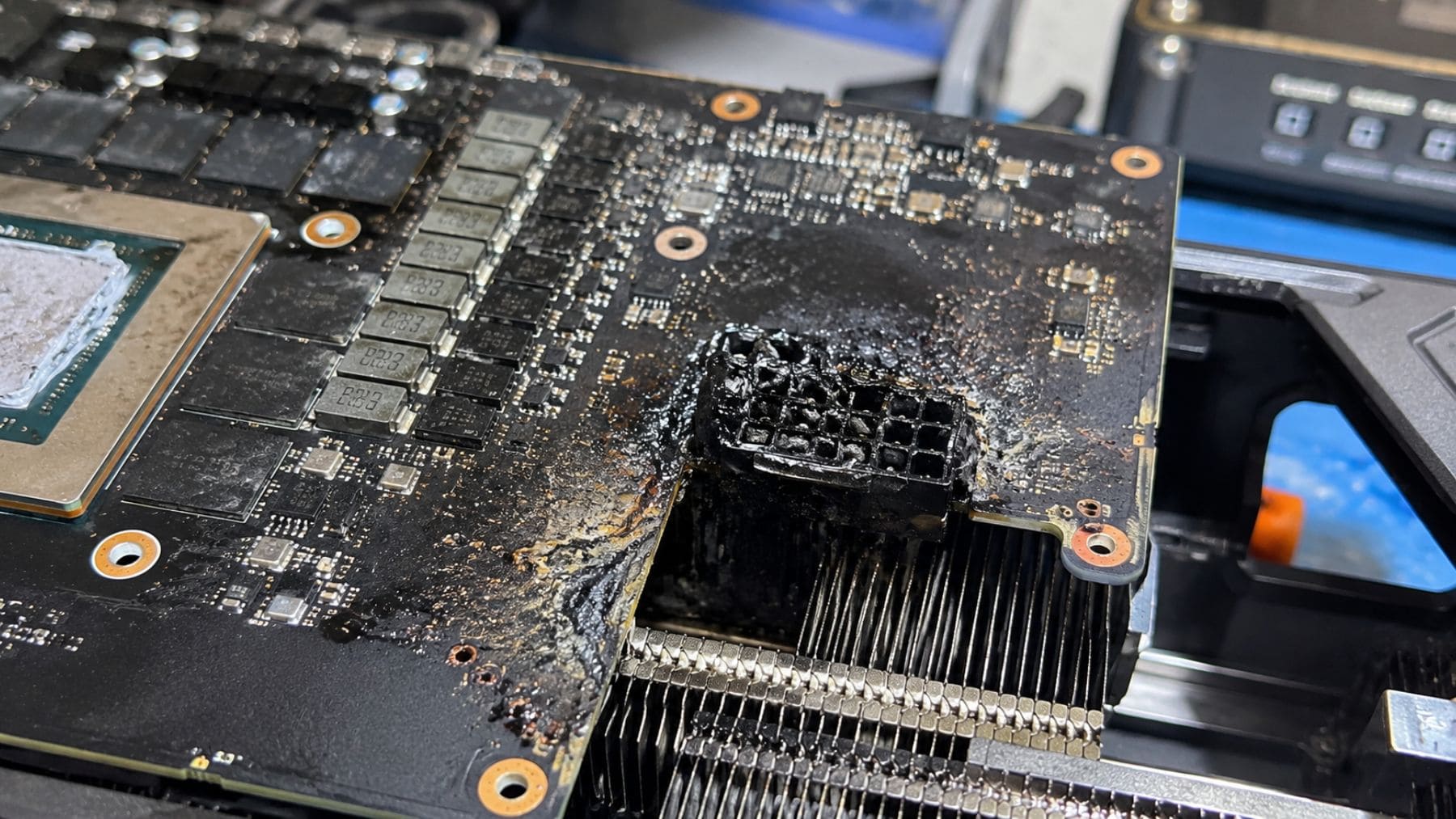 Conector de 16 pines completamente quemado en una tarjeta gráfica GeForce RTX 5090 tras un grave fallo eléctrico.