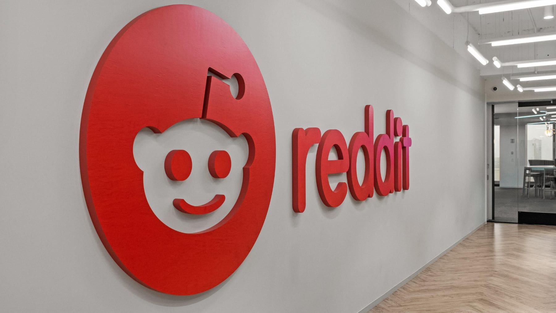 Logotipo de Reddit en sus oficinas durante la noticia sobre las declaraciones de Steve Huffman acerca del futuro de la inteligencia artificial.