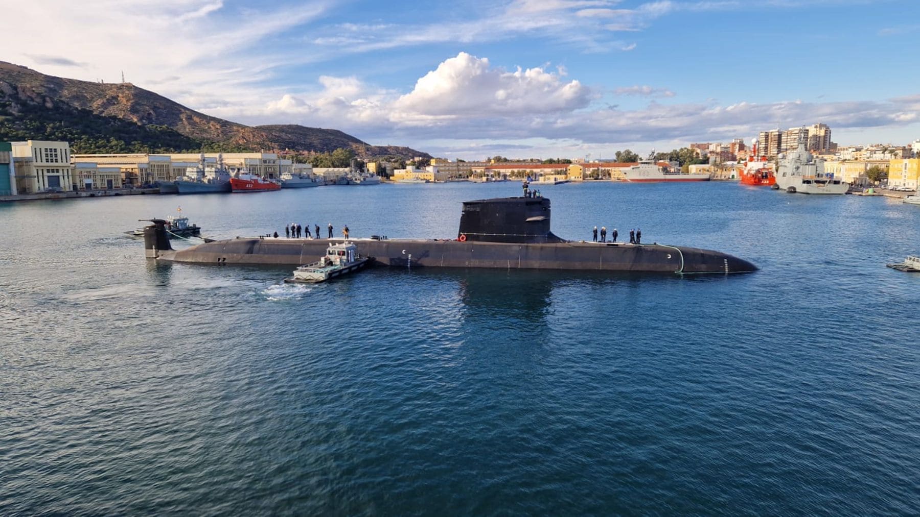 Submarino S-82 Narciso Monturiol de Navantia durante sus primeras pruebas de mar en la bahía de Cartagena.