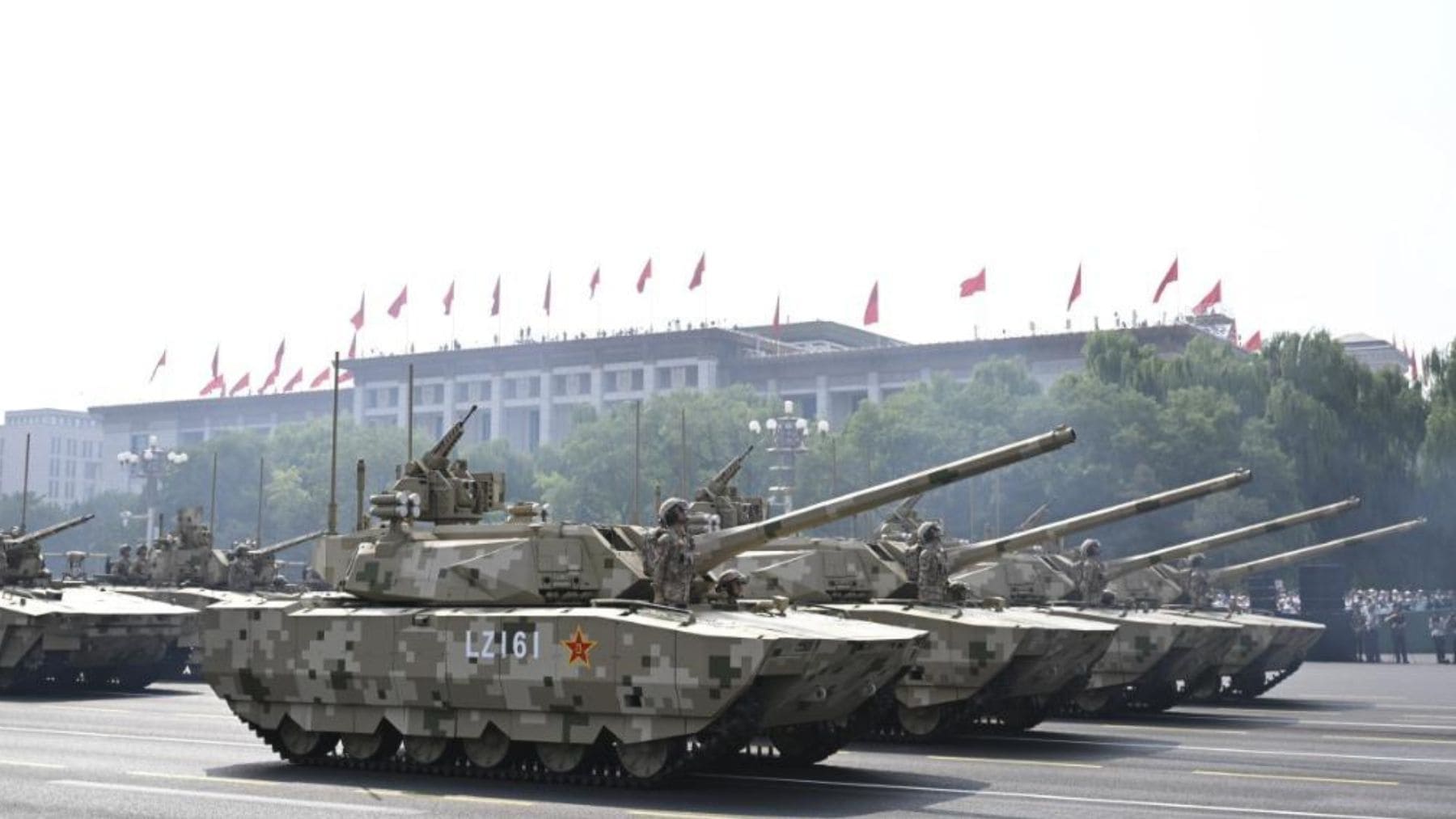 Tanque Type 100 de China durante un desfile militar en Pekín con torreta no tripulada y sistema de radar avanzado.