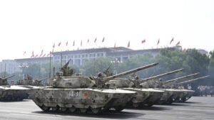 En 1959 China construyó su primer tanque copiando a la URSS; ahora su modelo más nuevo, el Type 100, sale de la misma fábrica pero con la torreta vacía y sin tripulación dentro