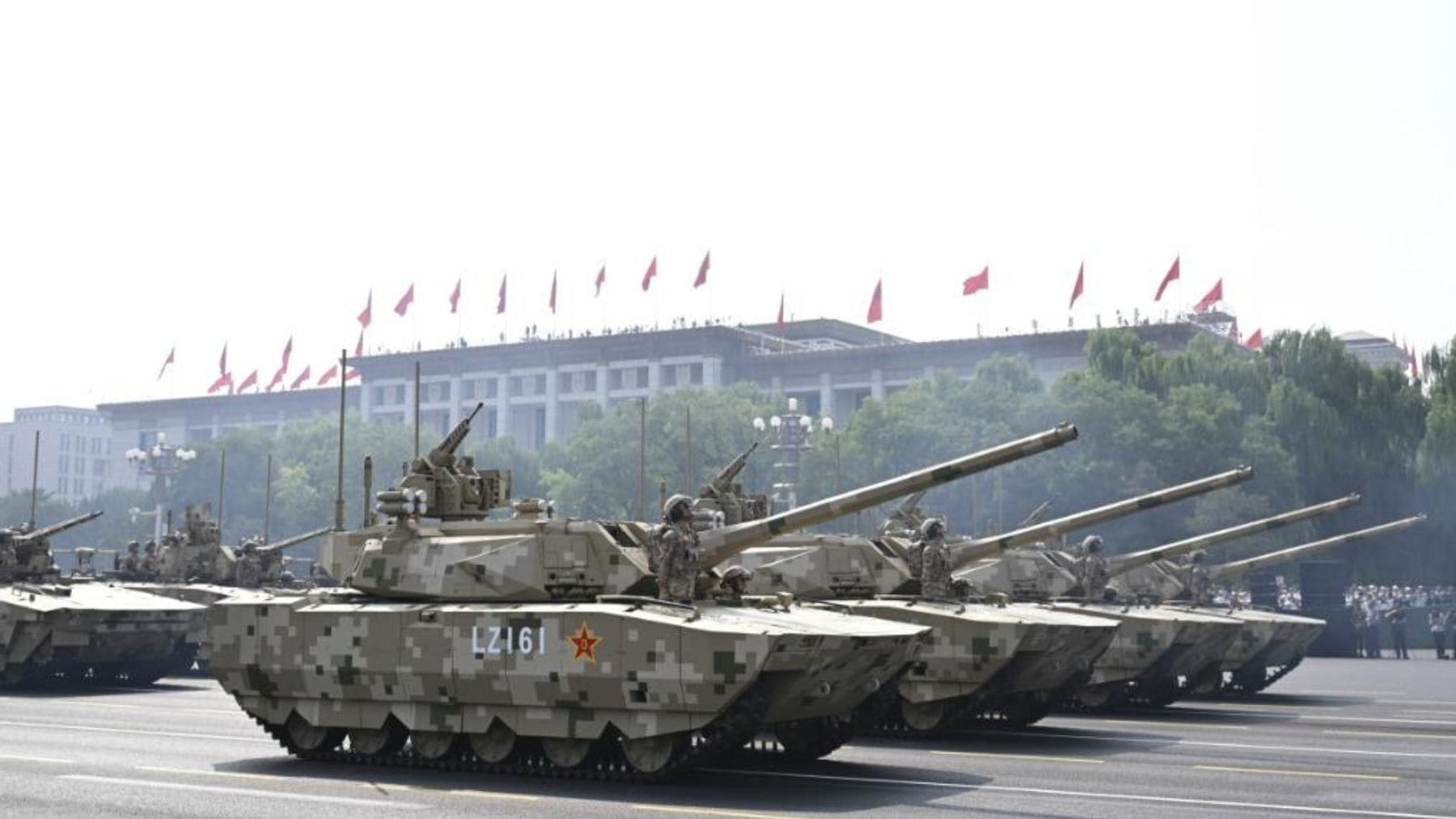 Tanques Type 100 del Ejército chino durante un desfile oficial en Pekín con su innovadora torreta sin tripulación.
