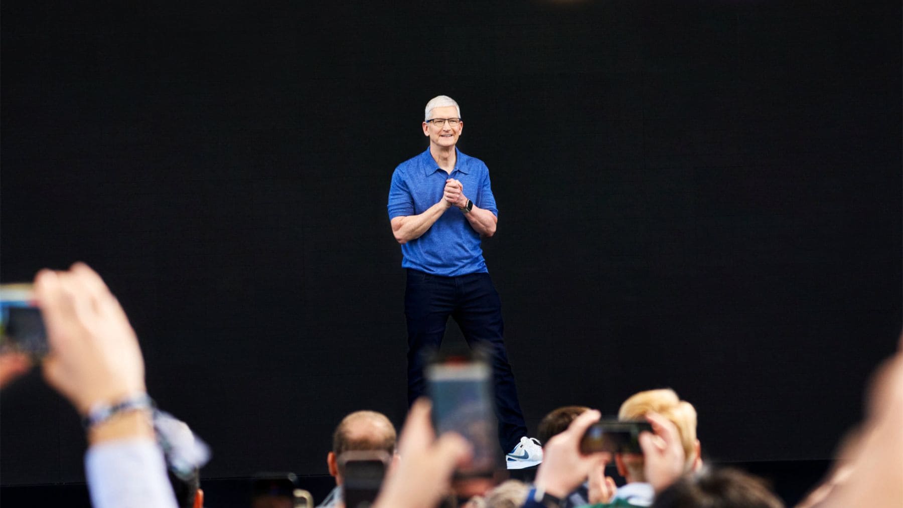 Tim Cook durante una presentación oficial de Apple tras reconocer que la crisis de la memoria obligará a subir precios.