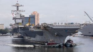 Después de 326 días de despliegue, el portaaviones más moderno de EEUU entra en dique seco para una puesta a punto sin precedentes