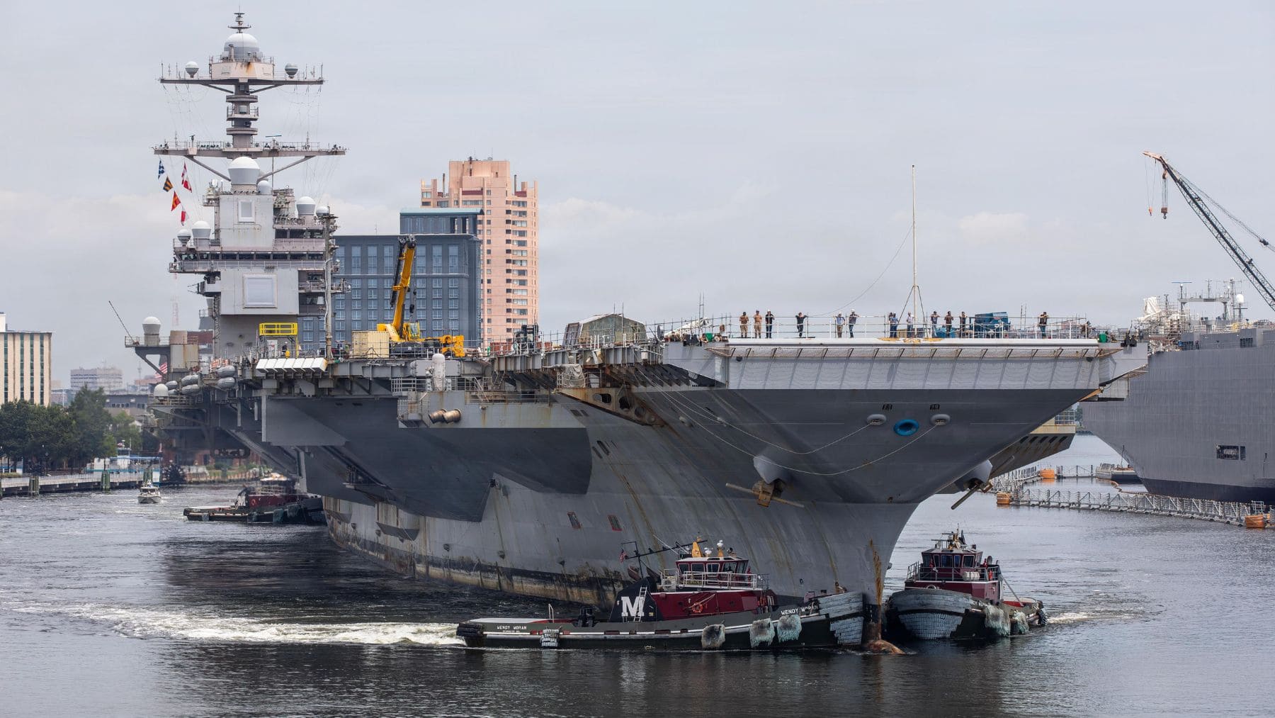 El portaaviones USS Gerald R. Ford entra en dique seco en el Astillero Naval de Norfolk tras 326 días de despliegue.