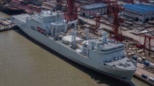 China construye en secreto el mayor buque logístico de su historia: 270 metros de eslora para que sus portaaviones puedan operar meses sin volver a puerto