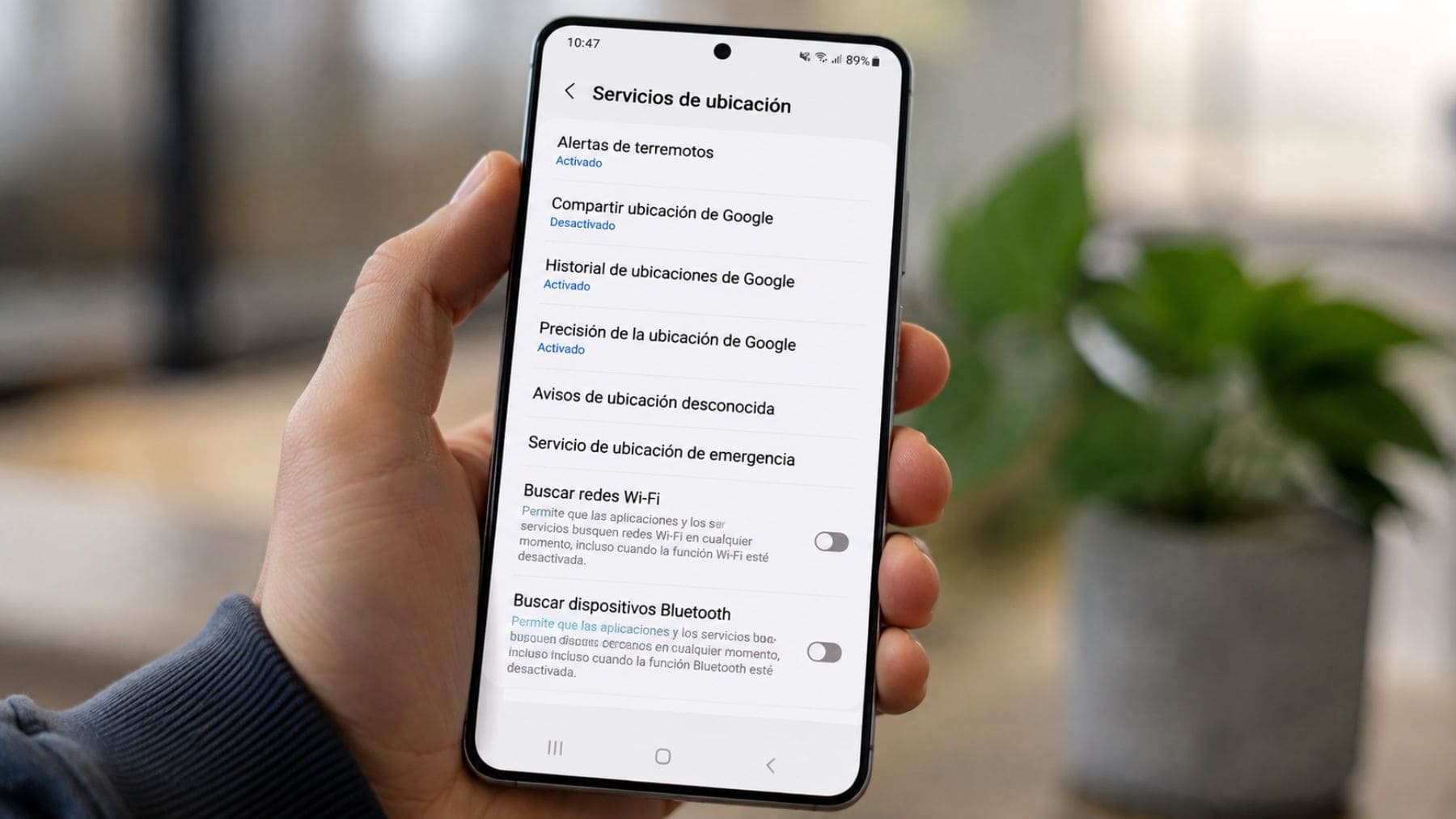 Móvil Samsung Galaxy mostrando los ajustes para desactivar la búsqueda de redes Wi-Fi y Bluetooth y ahorrar batería.